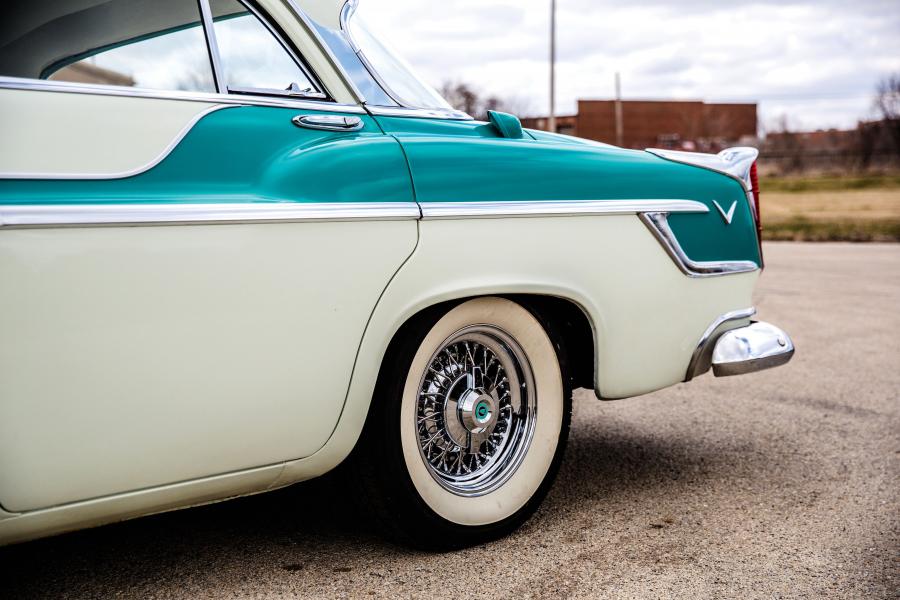 Детали экстерьера Chrysler Windsor Deluxe Sedan (C67) 1955 года  (фото 4 из 25)